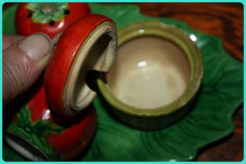 VINTAGE TOMATO THEMED CRUET SET PERFECT FOR A DISPLAY SHELF IN A COUNTRY KITCHEN
