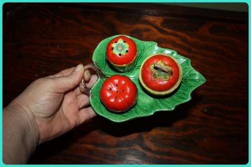 VINTAGE TOMATO THEMED CRUET SET PERFECT FOR A DISPLAY SHELF IN A COUNTRY KITCHEN