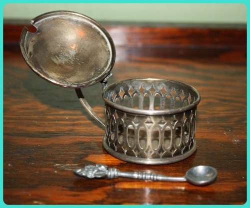 EPNS MADE IN ENGLAND LIDDED SALTER . NO INNER WITH SMALL DECORATIVE SALT SPOON