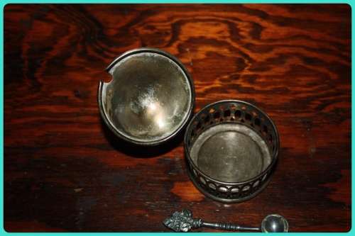 EPNS MADE IN ENGLAND LIDDED SALTER . NO INNER WITH SMALL DECORATIVE SALT SPOON