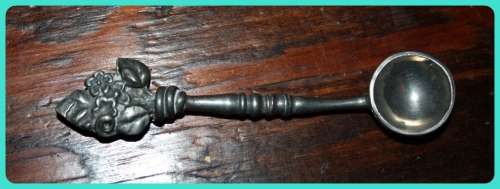 EPNS MADE IN ENGLAND LIDDED SALTER . NO INNER WITH SMALL DECORATIVE SALT SPOON