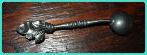EPNS MADE IN ENGLAND LIDDED SALTER . NO INNER WITH SMALL DECORATIVE SALT SPOON