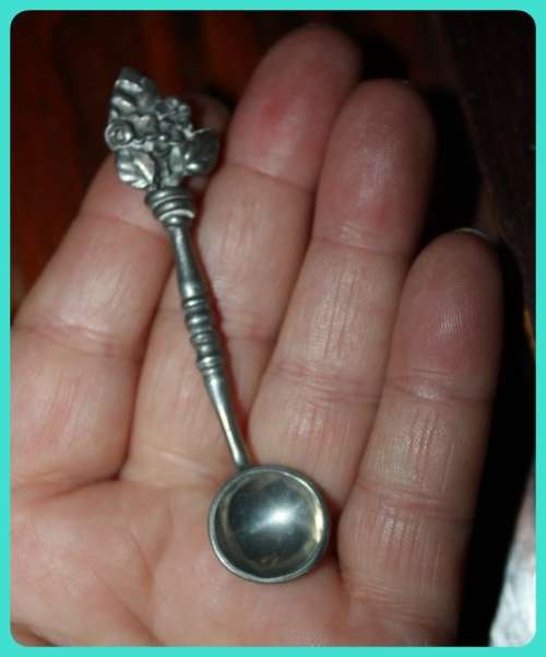 EPNS MADE IN ENGLAND LIDDED SALTER . NO INNER WITH SMALL DECORATIVE SALT SPOON