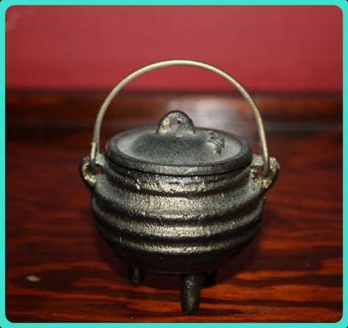 TINY POTJIE POT WITH LID PERFECT FOR SALT OR CONDIMENTS ON A BRAAI TABLE