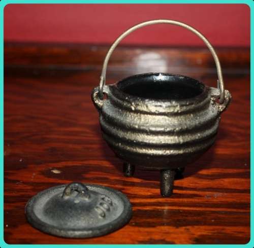 TINY POTJIE POT WITH LID PERFECT FOR SALT OR CONDIMENTS ON A BRAAI TABLE
