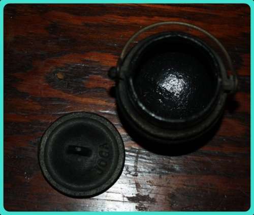 TINY POTJIE POT WITH LID PERFECT FOR SALT OR CONDIMENTS ON A BRAAI TABLE