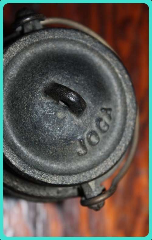 TINY POTJIE POT WITH LID PERFECT FOR SALT OR CONDIMENTS ON A BRAAI TABLE