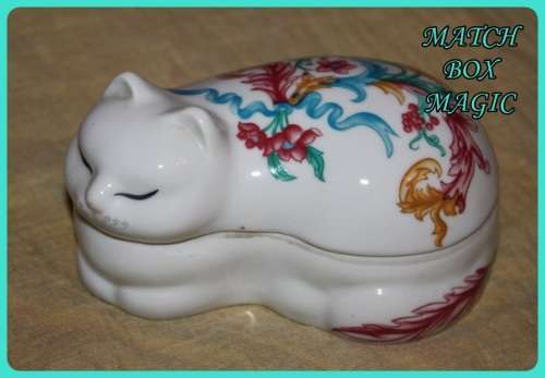 COLLECTIBLE ELIZABETH ARDEN CAT LIDDED TRINKET DISH