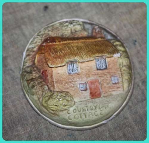 SMALL ROUND COUNTRY COTTAGE WALL PLAQUE BY DEVON LYNES ENGLAND(D)