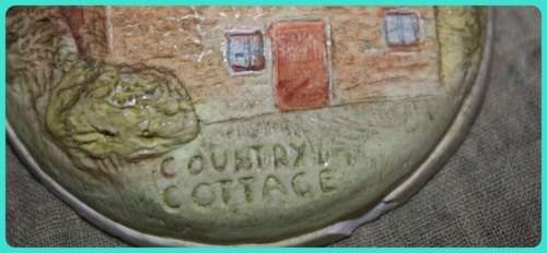 SMALL ROUND COUNTRY COTTAGE WALL PLAQUE BY DEVON LYNES ENGLAND(D)
