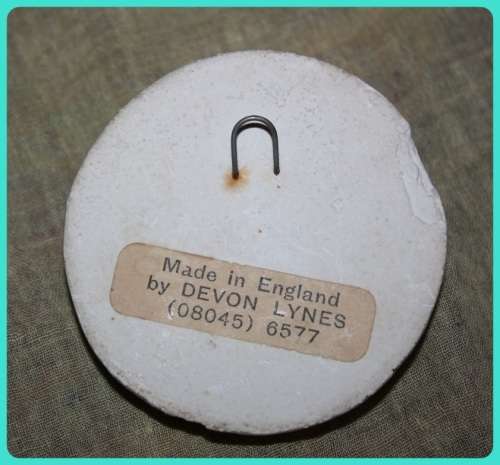 SMALL ROUND COUNTRY COTTAGE WALL PLAQUE BY DEVON LYNES ENGLAND(D)