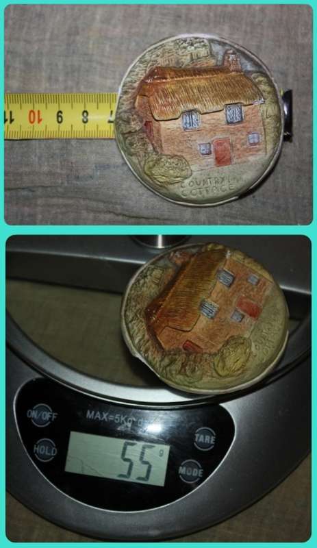 SMALL ROUND COUNTRY COTTAGE WALL PLAQUE BY DEVON LYNES ENGLAND(D)