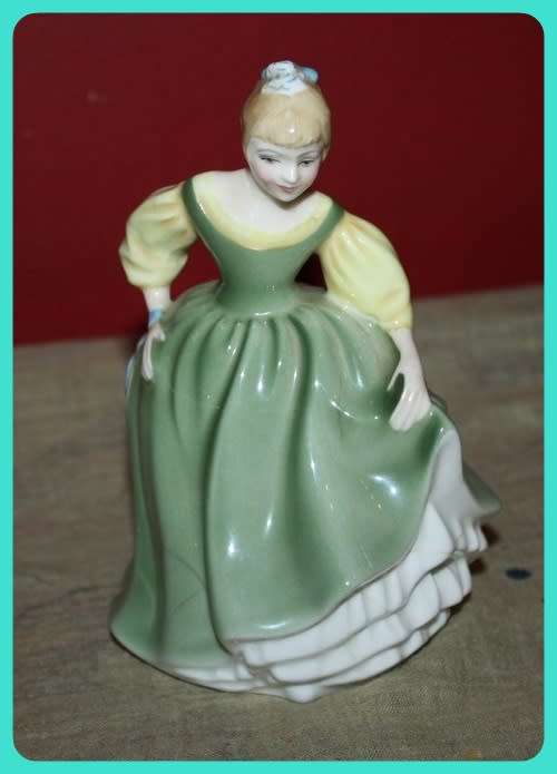 ROYAL DAULTON FAIR MAIDEN HN2211 (D)