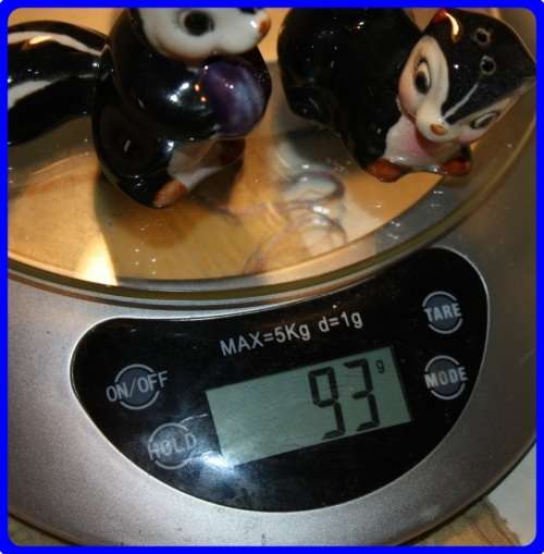 SALT AND PEPPER SET  SKUNKS VINTAGE