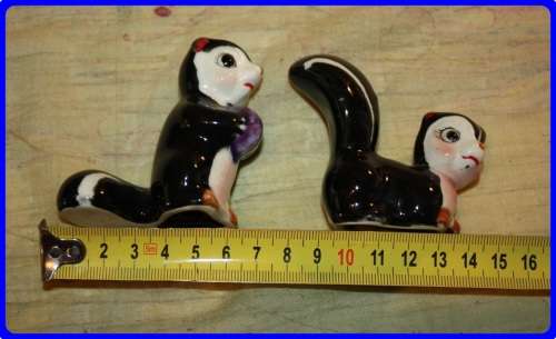 SALT AND PEPPER SET  SKUNKS VINTAGE