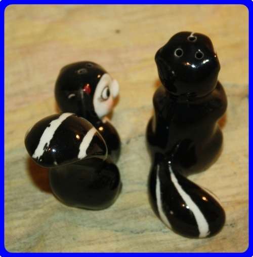 SALT AND PEPPER SET  SKUNKS VINTAGE