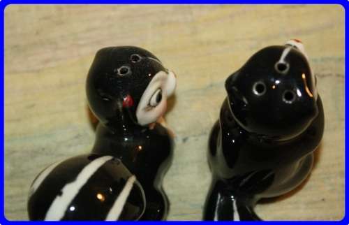 SALT AND PEPPER SET  SKUNKS VINTAGE