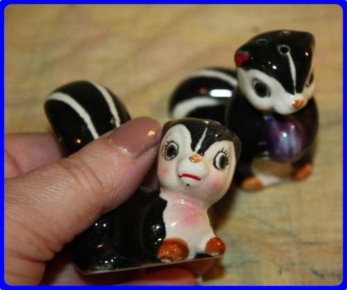 SALT AND PEPPER SET  SKUNKS VINTAGE