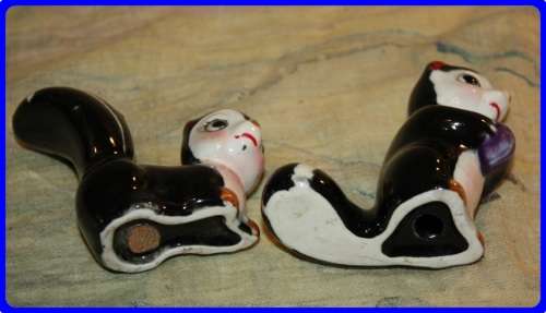 SALT AND PEPPER SET  SKUNKS VINTAGE