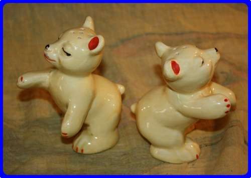 SALT AND PEPPER SET TEDDY BEARS HUGGING NUMBERED UNDERNEATH
