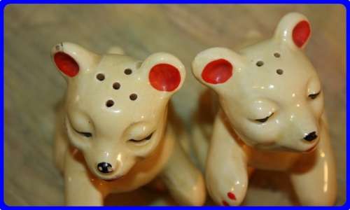 SALT AND PEPPER SET TEDDY BEARS HUGGING NUMBERED UNDERNEATH