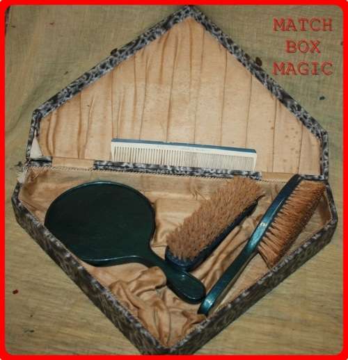 VINTAGE DRESSING TABLE SET IN BOX INCLUDES MIRROR HAIRBRUSH COMB AND CLOTHS BRUSH LOVELY COLOUR