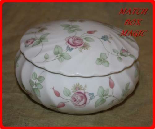 WEDGWOOD BONE CHINA ROSE HIP PATTERN 1991 LIDDED TRINKET BOWL