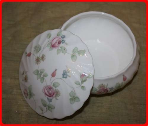 WEDGWOOD BONE CHINA ROSE HIP PATTERN 1991 LIDDED TRINKET BOWL