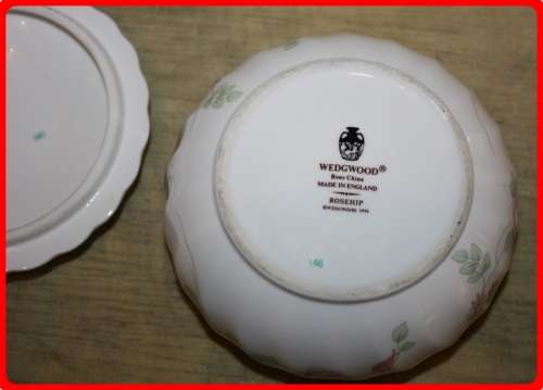 WEDGWOOD BONE CHINA ROSE HIP PATTERN 1991 LIDDED TRINKET BOWL