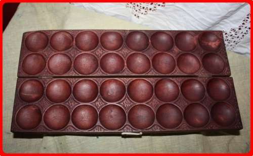 BEAUTIFUL VINTAGE MANCALA BOARD GAME HAND CARVED WITH RHINO ELEPHANT AND GIRAFFE