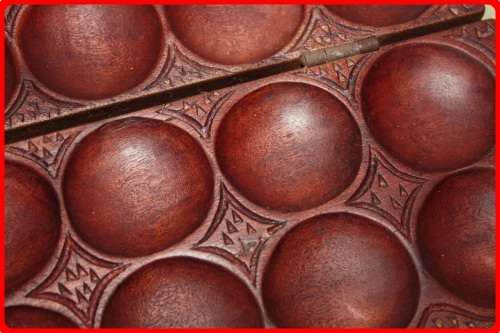 BEAUTIFUL VINTAGE MANCALA BOARD GAME HAND CARVED WITH RHINO ELEPHANT AND GIRAFFE