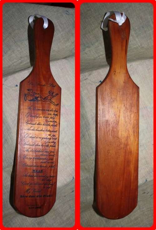 VINTAGE NON PC SPANK PLANK WITH HUMOROUS AFRIKAANS SAYING DIE FAMILIE PLAK  PERFECT TALKING PIECE