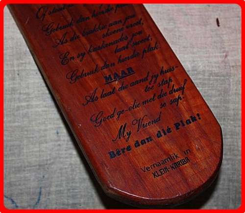 VINTAGE NON PC SPANK PLANK WITH HUMOROUS AFRIKAANS SAYING DIE FAMILIE PLAK  PERFECT TALKING PIECE