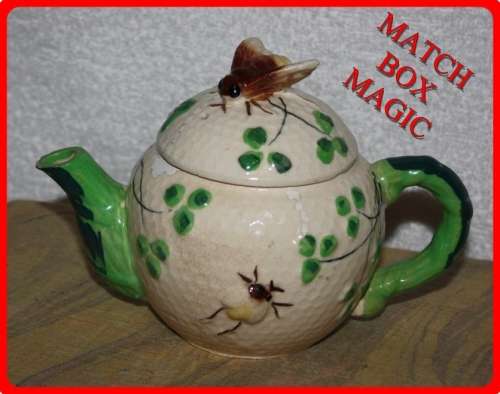 VINTAGE JAPANESE BEE HIVE TEA POT WITH BEE HANDLE ( R )