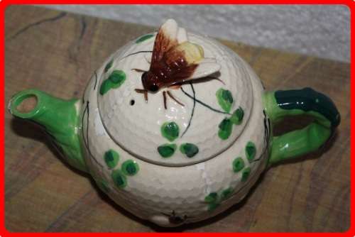 VINTAGE JAPANESE BEE HIVE TEA POT WITH BEE HANDLE ( R )