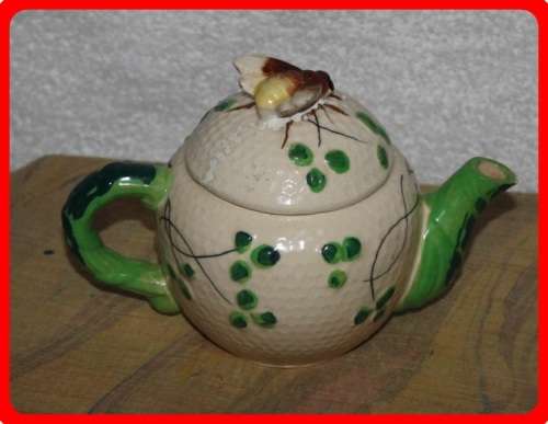 VINTAGE JAPANESE BEE HIVE TEA POT WITH BEE HANDLE ( R )