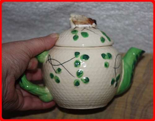 VINTAGE JAPANESE BEE HIVE TEA POT WITH BEE HANDLE ( R )