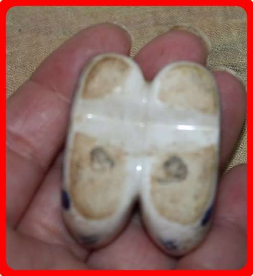 TINY DUTCH BLUE AND WHITE CLOGS