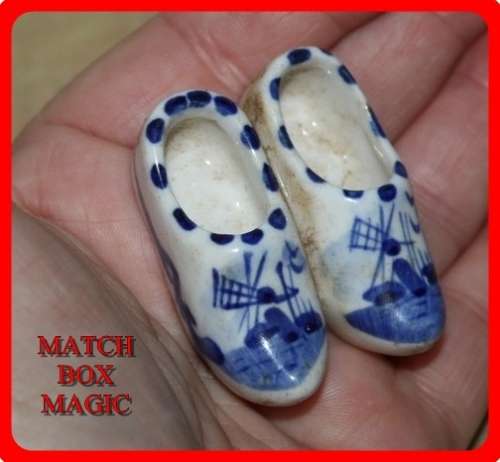 TINY DUTCH BLUE AND WHITE CLOGS