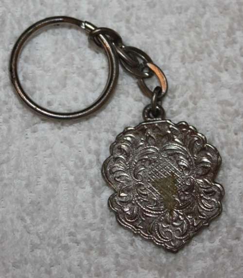 KRUGER NATIONAL PARK SHIELD KEYRING WITH SMALL ENAMEL INSERT DEPICTING A LION