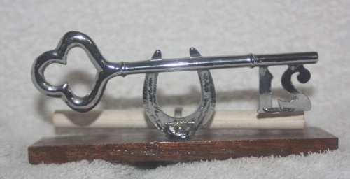 VINTAGE 21ST BIRTHDAY METAL KEY ON WOODEN PLINTH WITH SPACE FOR A MESSAGE AND PLAQUE FOR ENGRAVING