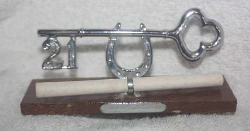 VINTAGE 21ST BIRTHDAY METAL KEY ON WOODEN PLINTH WITH SPACE FOR A MESSAGE AND PLAQUE FOR ENGRAVING