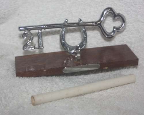 VINTAGE 21ST BIRTHDAY METAL KEY ON WOODEN PLINTH WITH SPACE FOR A MESSAGE AND PLAQUE FOR ENGRAVING