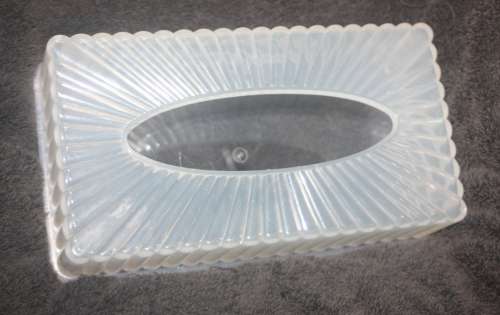 DELIGHTFUL VINTAGE PEARLISED TISSUE BOX HOLDER PERFECT FOR A LADIES BEDROOM
