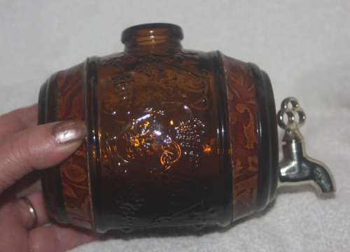 DECORATIVE AMBER GLASS BARREL WITH TAP HAS LEATHER INSERTS