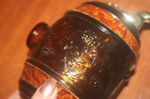 DECORATIVE AMBER GLASS BARREL WITH TAP HAS LEATHER INSERTS