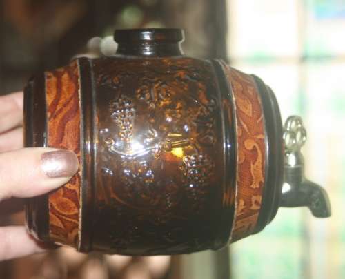 DECORATIVE AMBER GLASS BARREL WITH TAP HAS LEATHER INSERTS
