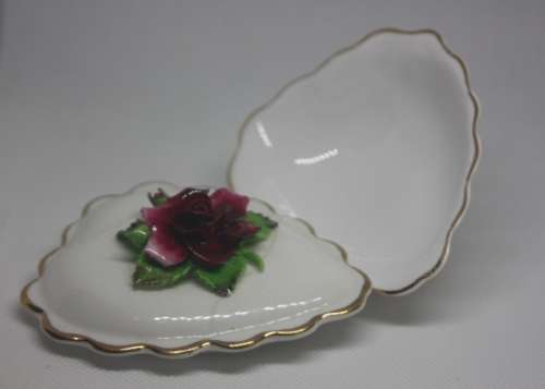BEST BONE DENTON CHINA ENGLAND FOOTED TRINKET DISH WHITE BACKGROUND GOLD GILDING WITH RAISED ROSE (D