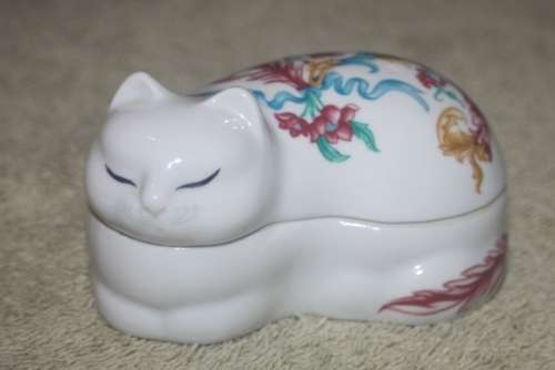 ELIZABETH ARDEN  CAT TRINKET DISH COLLECTABLE MADE IN JAPAN