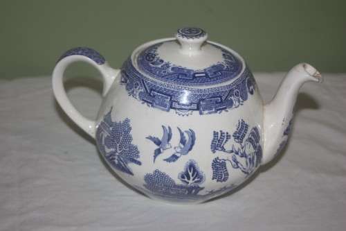 ALFRED MEAKIN ENGLAND OLD WILLOW BLUE AND WHITE TEAPOT(R)